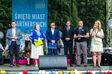 Delegacje z poszczególnych miast na scenie w Giżycku