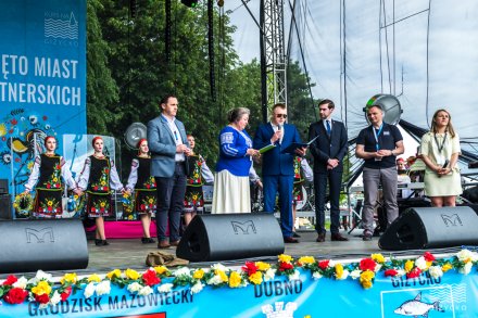 Delegacje z poszczególnych miast na scenie w Giżycku