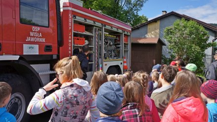 Dzieci przy wozie strażackim