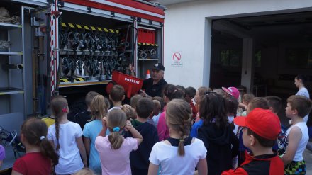 Strażak z OSP Wisła Jawornik pokazuje wyposażenie wozu bojowego