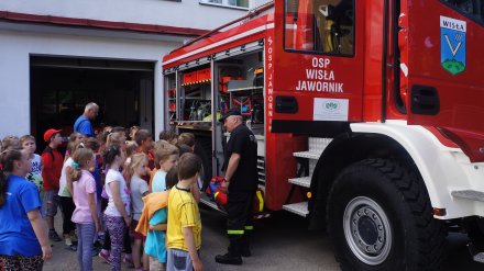 Strażak z OSP Wisła Jawornik pokazuje wyposażenie wozu bojowego