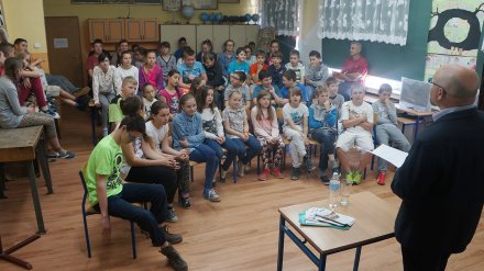 Dzieci podczas lekcji o dbaniu zębów