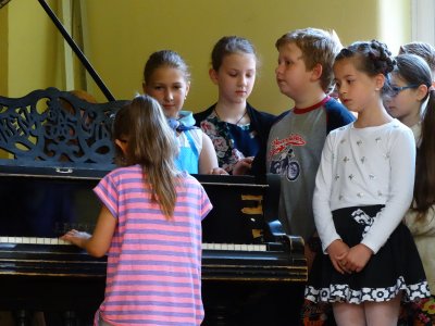 Uczennica gra na pianinie  fot. InfoBeskidy.eu/Paweł Brągiel