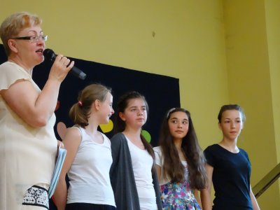 Występy artystyczne uczniów na scenie fot. InfoBeskidy.eu/Paweł Brągiel