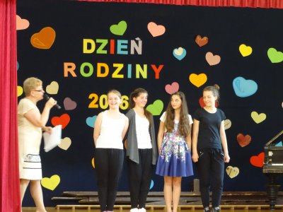 Występy artystyczne uczniów na scenie fot. InfoBeskidy.eu/Paweł Brągiel