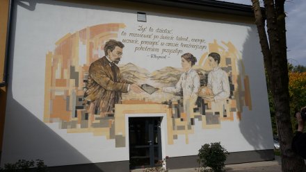 Nowy mural w Wiśle. Władysław Reymont w towarzystwie młodego pokolenia