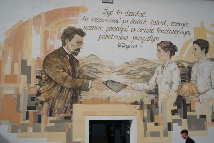Nowy mural w Wiśle. Władysław Reymont w towarzystwie młodego pokolenia