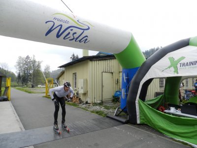 Zawodnik mija linię mety