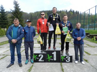 Panowie z kategorii M5 na podium