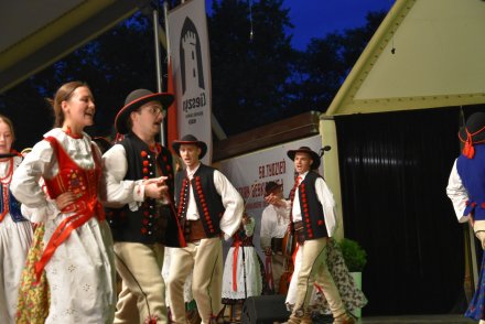 Piąty dzień Tygodnia Kultury Beskidzkiej w Wiśle - występy w wiślańskim amfiteatrze - Zespół Romanka z Sopotni Małej