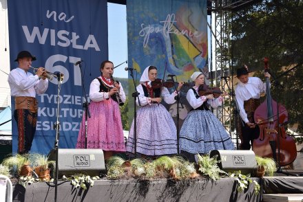 Koncert kapel na małej estradzie