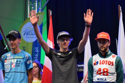 Dawid Kubacki witający się z kibicami