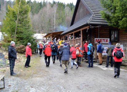 Turyści docierają na metę rajdu