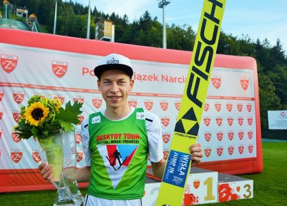 Olek Zniszczoł w zielonej koszulce lidera Pucharu Beskidów - fot. PZN