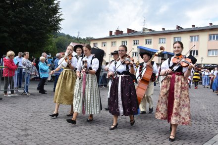Korowód dożynkowy przeszedł przez Wisłę