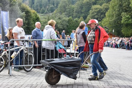 Korowód dożynkowy przeszedł przez Wisłę