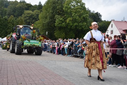 Korowód dożynkowy przeszedł przez Wisłę