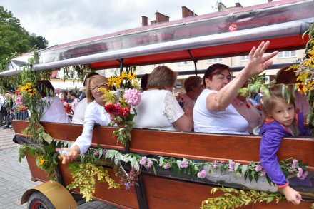 Korowód dożynkowy przeszedł przez Wisłę