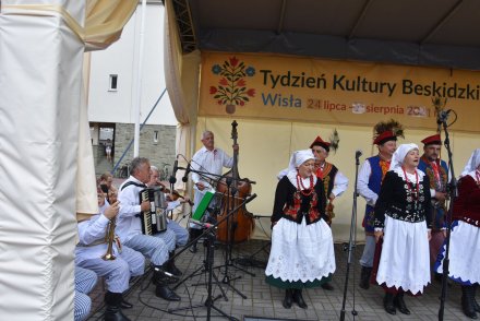 Czwarty dzień 58. Tygodnia Kultury Beskidzkiej - wystepy na małej scenie na Pl. B. Hoffa