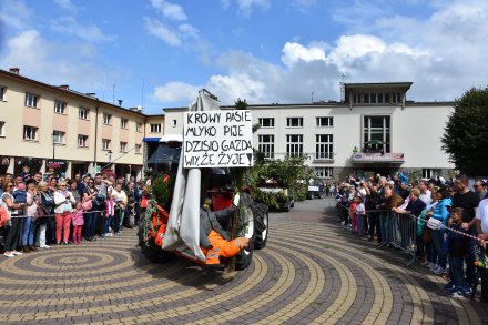 Korowód dożynkowy przeszedł przez Wisłę