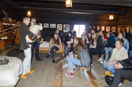 Uczestnicy podczas wizyty w Chacie Kawuloka