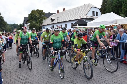 Korowód dożynkowy przeszedł przez Wisłę