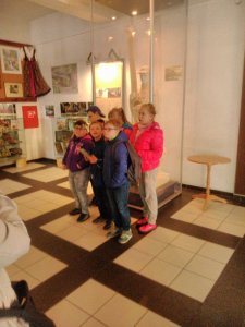 Uczestnicy wycieczki przy czekoladowej figurze Adama Małysza