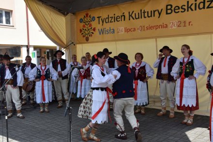 Piąty dzień Tygodnia Kultury Beskidzkiej w Wiśle - występy na małej estradzie na Pl. B. Hoffa - Zespół Dudoski z Międzyrzecza Górnego