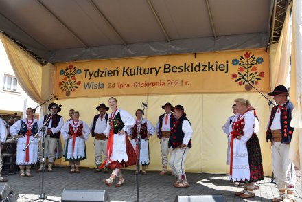 Piąty dzień Tygodnia Kultury Beskidzkiej w Wiśle - występy na małej estradzie na Pl. B. Hoffa - Zespół Dudoski z Międzyrzecza Górnego