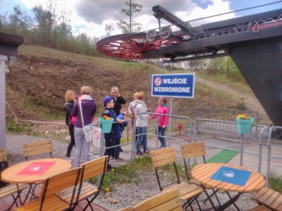 Uczestnicy wycieczki przy wyciagu na skoczni w Malince
