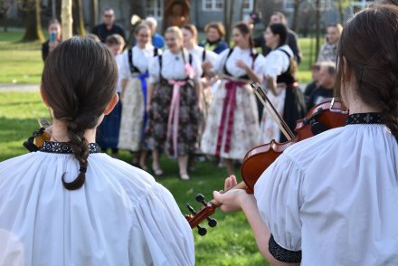 Tradycyjne "stowiani moja" w wykonaniu Zespołu regionalnego "Wisła" z Wisły