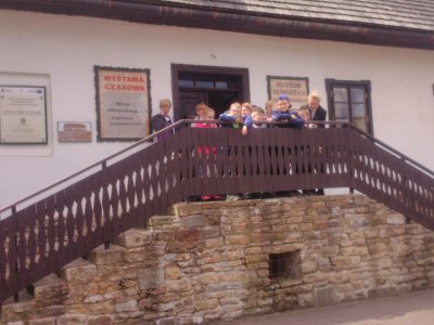 Uczestnicy wycieczki przed Muzeum Beskidzkim