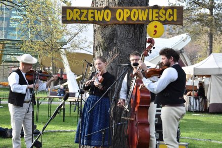 Gawędy i opowieści pod Drzewem Opowieści w Parku Kopczyńskiego - Kapela "Wałasi"