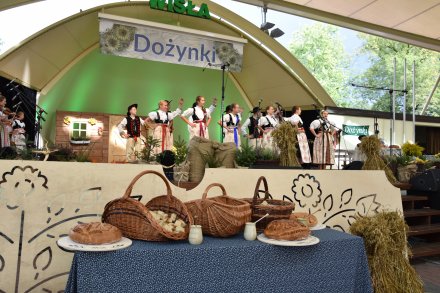 Obrzęd dożynkowy w amfiteatrze