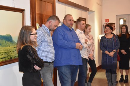 Zgromadzeni goście w czasie finisażu