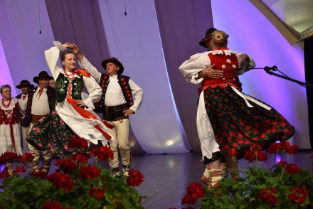 Piąty dzień Tygodnia Kultury Beskidzkiej w Wiśle - występy w wiślańskim amfiteatrze - Zespół Dudoski z Międzyrzecza Górnego