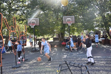 Gry i zabawy koszykarskie.