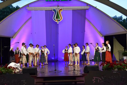 Piąty dzień Tygodnia Kultury Beskidzkiej w Wiśle - występy w wiślańskim amfiteatrze - Zespół Słopnicki Zbyrcok ze Słopnic