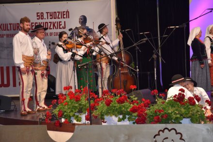 Piąty dzień Tygodnia Kultury Beskidzkiej w Wiśle - występy w wiślańskim amfiteatrze - Zespół Zbyrcok ze Słopnic