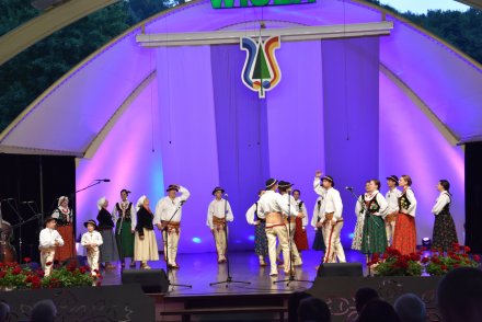 Piąty dzień Tygodnia Kultury Beskidzkiej w Wiśle - występy w wiślańskim amfiteatrze - Zespół Słopnicki Zbyrcok ze Słopnic