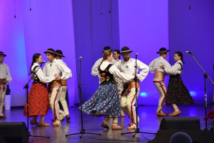 Piąty dzień Tygodnia Kultury Beskidzkiej w Wiśle - występy w wiślańskim amfiteatrze - Zespół Zbyrcok ze Słopnic
