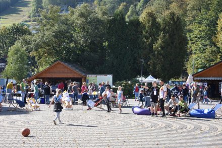 Sielska atmosfera na wiślańskim rynku w trakcie trwania pikniku.