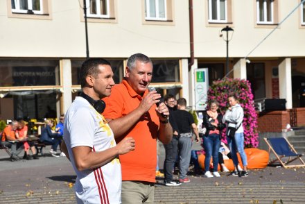 Prowadzący piknik Adam Cieślar z trenerem Danielem Arseniczem