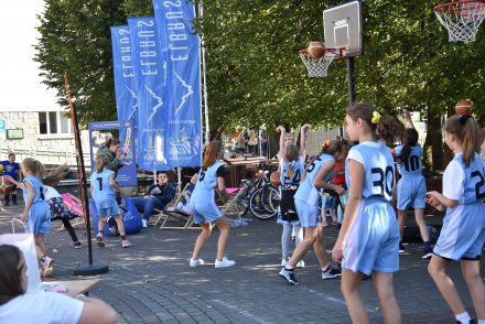 Gry i zabawy koszykarskie.