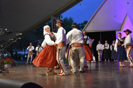 Piąty dzień Tygodnia Kultury Beskidzkiej w Wiśle - występy w wiślańskim amfiteatrze - Zespół Zbyrcok ze Słopnic