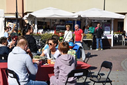 DEgustacja domowych ciast sprzedawanych podczas pikniku.