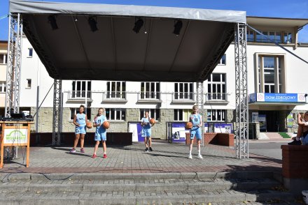 Prezentacja zawodniczek na scenie.