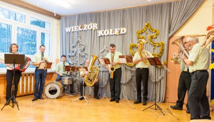Orkiestra "Echo Adwentu" gra na Wieczorze Kolęd