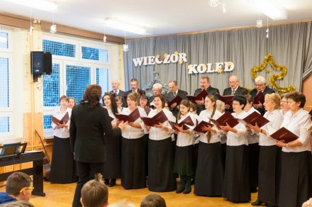 Chór Parafii Ewangelicko-Augsburskiej w Wiśle Czarnem podczas koncertu w Szkole Podstawowej nr 2