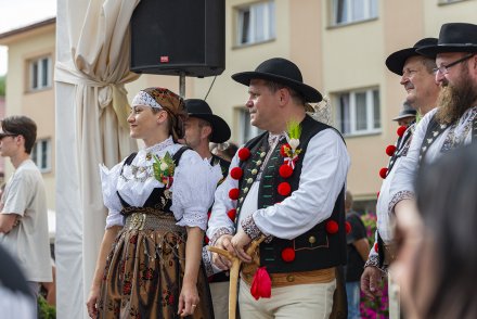 Korowód dożynkowy - trybuna honorowa - Burmistrz Wisły Tomasz Bujok z małżonką